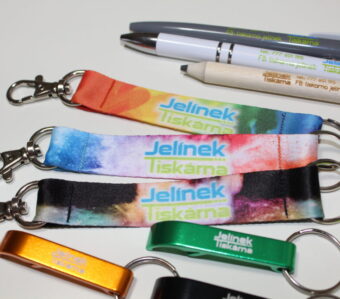 Bannery, obrazy, reklamní předměty, samolepky, cedule, plakáty, letáky, vizitky.